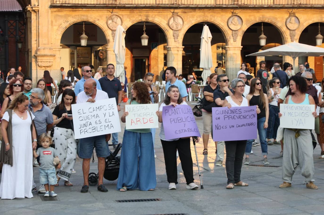 Podemos Salamanca exige explicaciones a la Junta por la gestión de los incendios con una concentración en la Plaza Mayor