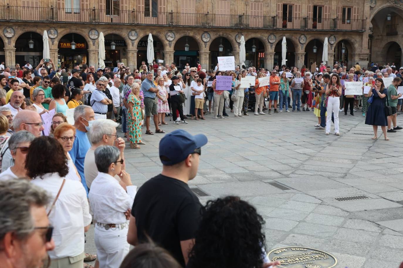 Podemos Salamanca exige explicaciones a la Junta por la gestión de los incendios con una concentración en la Plaza Mayor