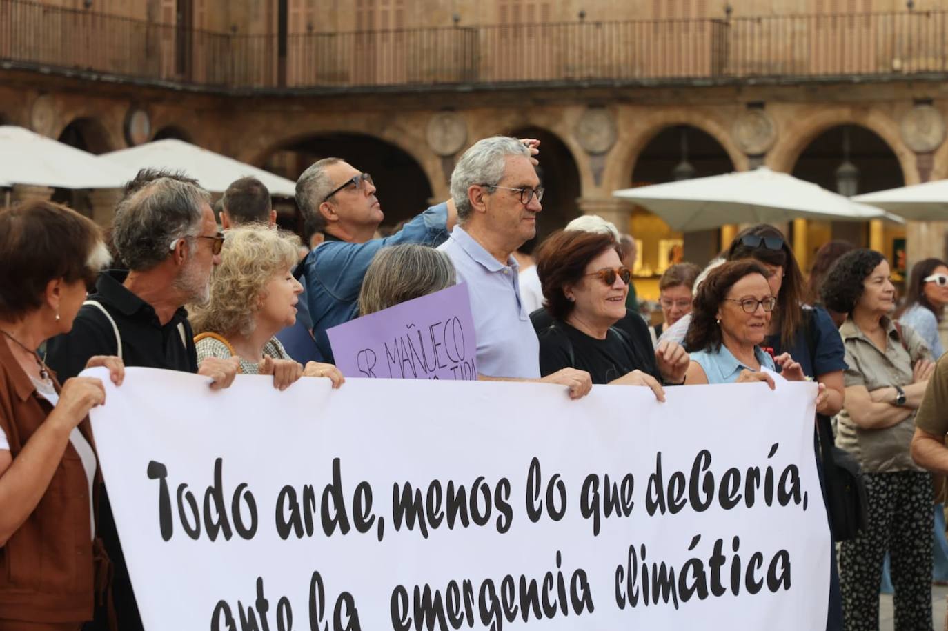 Podemos Salamanca exige explicaciones a la Junta por la gestión de los incendios con una concentración en la Plaza Mayor
