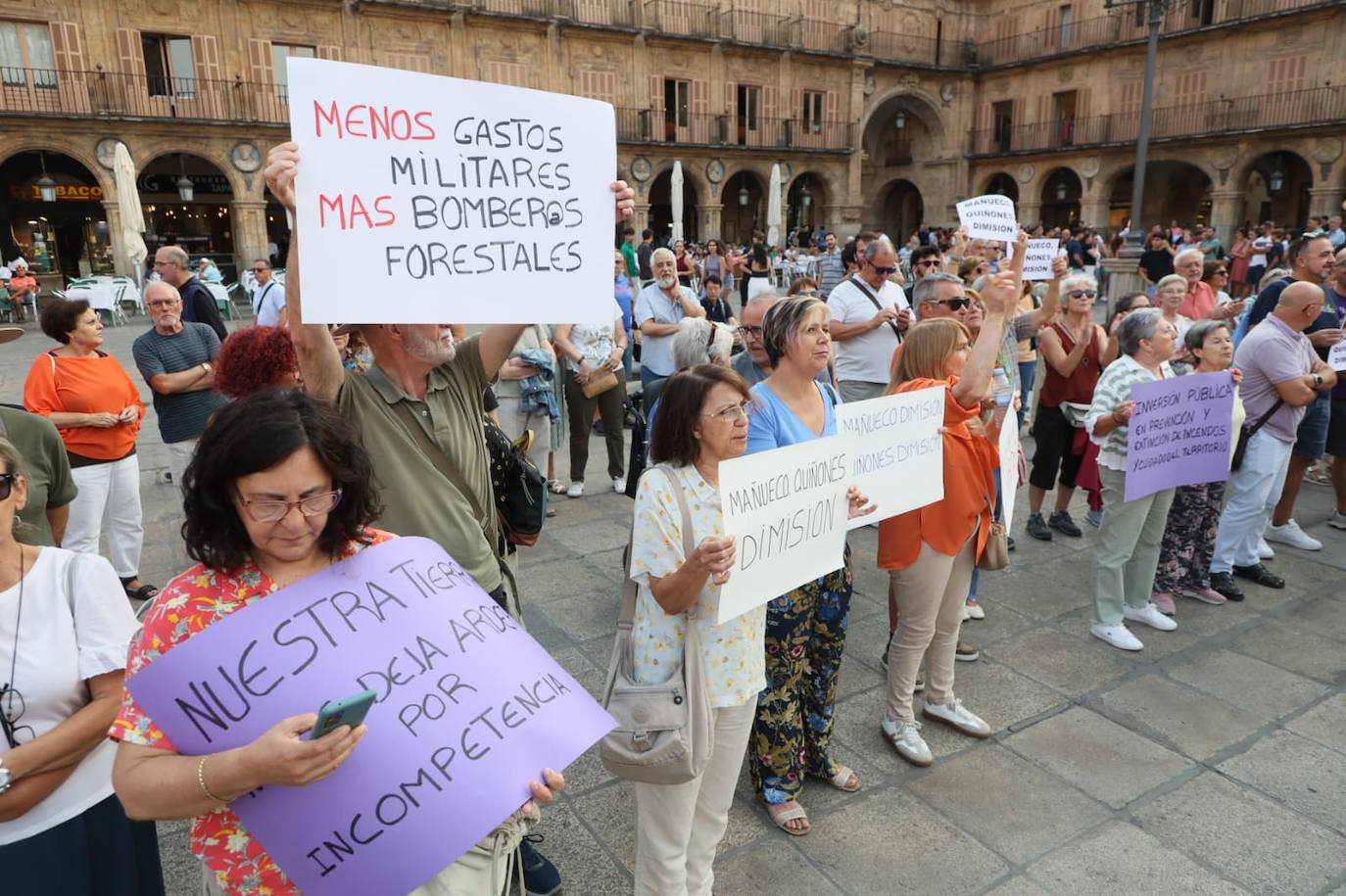 Podemos Salamanca exige explicaciones a la Junta por la gestión de los incendios con una concentración en la Plaza Mayor