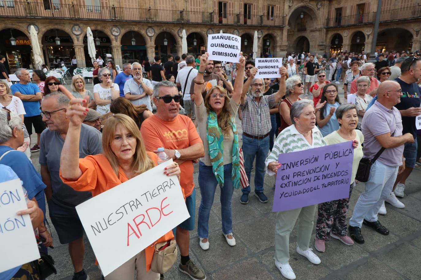 Podemos Salamanca exige explicaciones a la Junta por la gestión de los incendios con una concentración en la Plaza Mayor