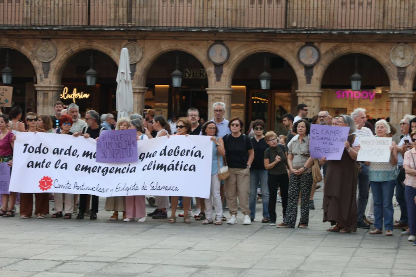 Podemos Salamanca exige explicaciones a la Junta por la gestión de los incendios con una concentración en la Plaza Mayor