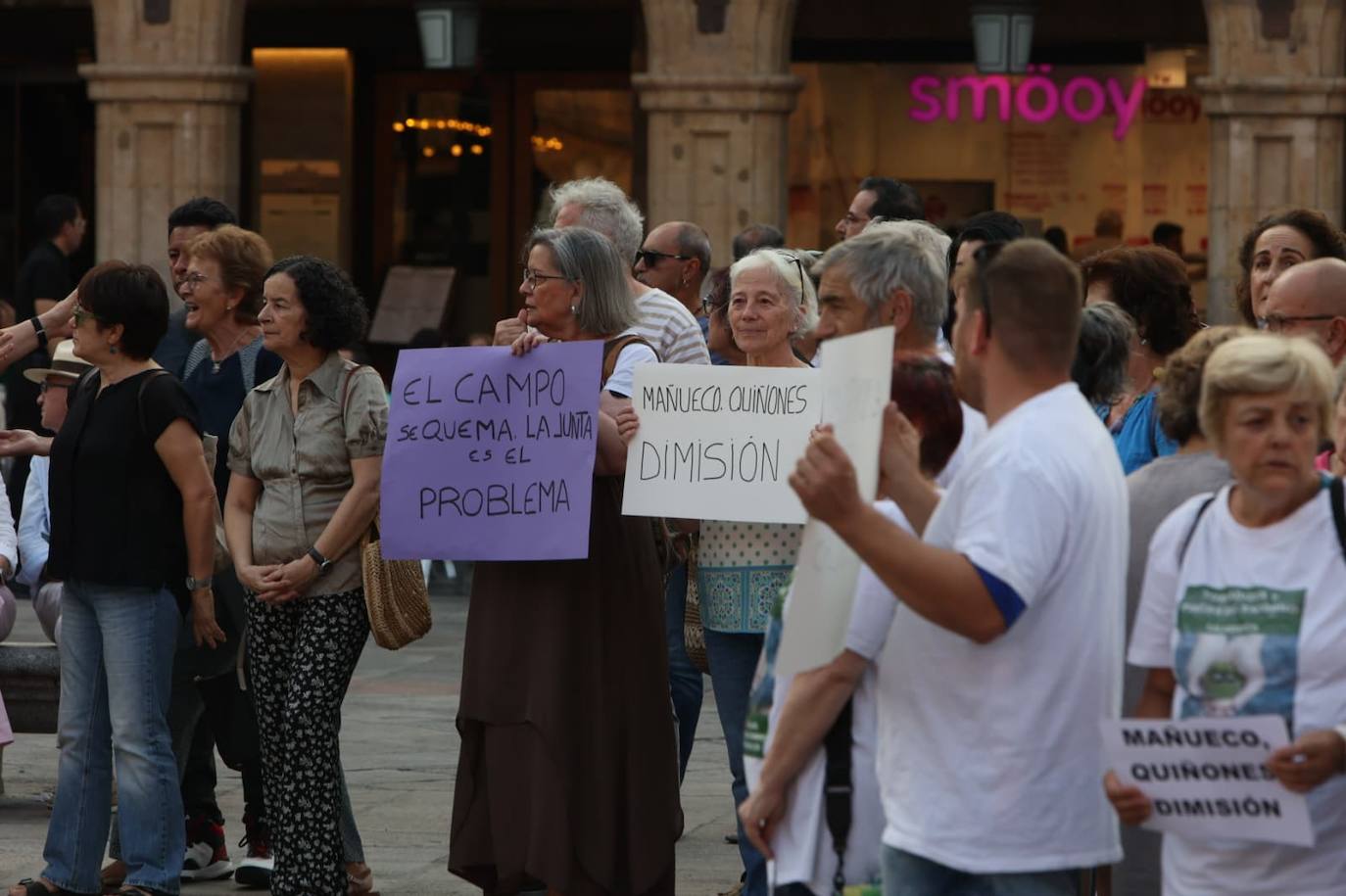 Podemos Salamanca exige explicaciones a la Junta por la gestión de los incendios con una concentración en la Plaza Mayor