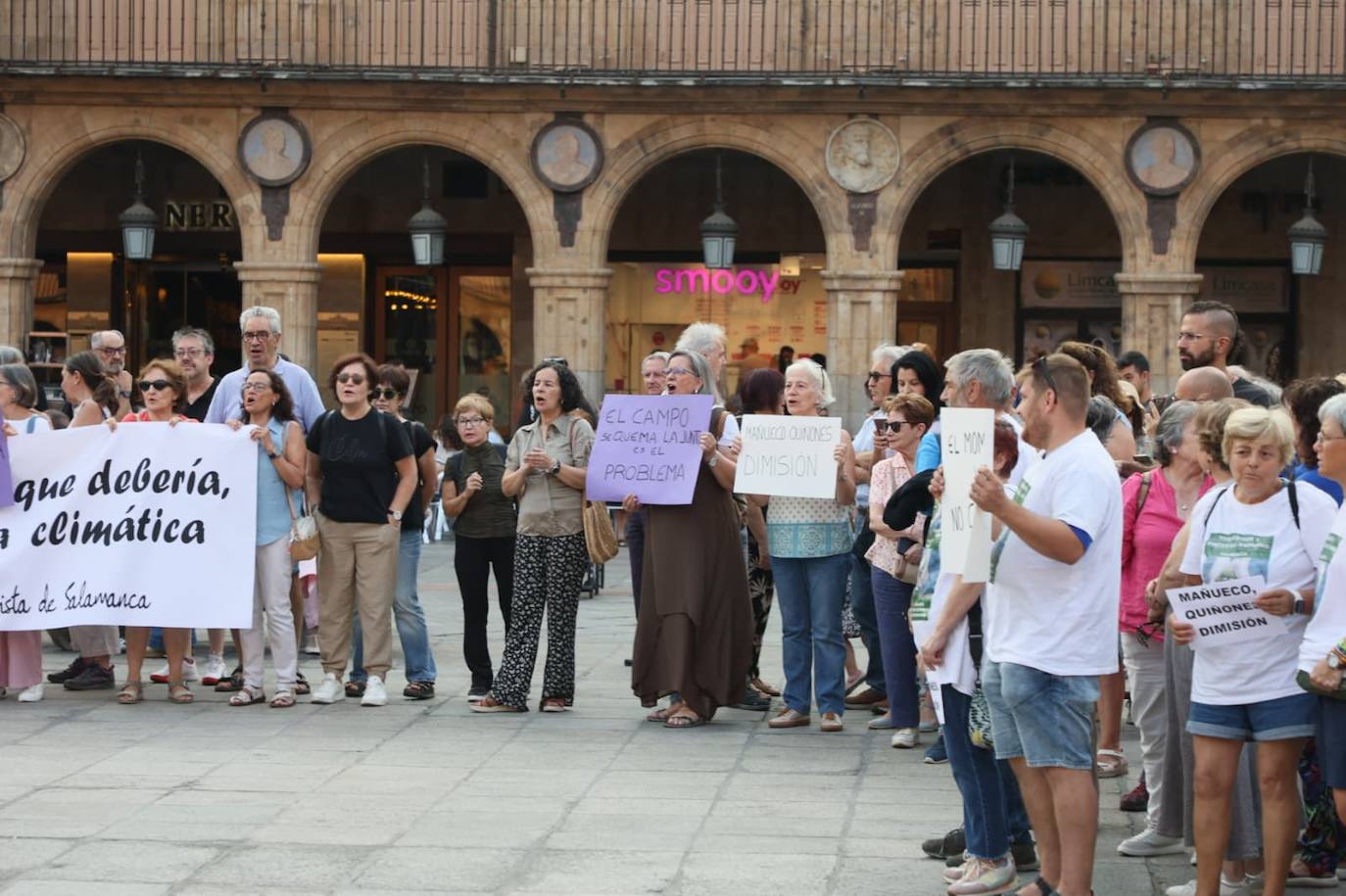 Podemos Salamanca exige explicaciones a la Junta por la gestión de los incendios con una concentración en la Plaza Mayor