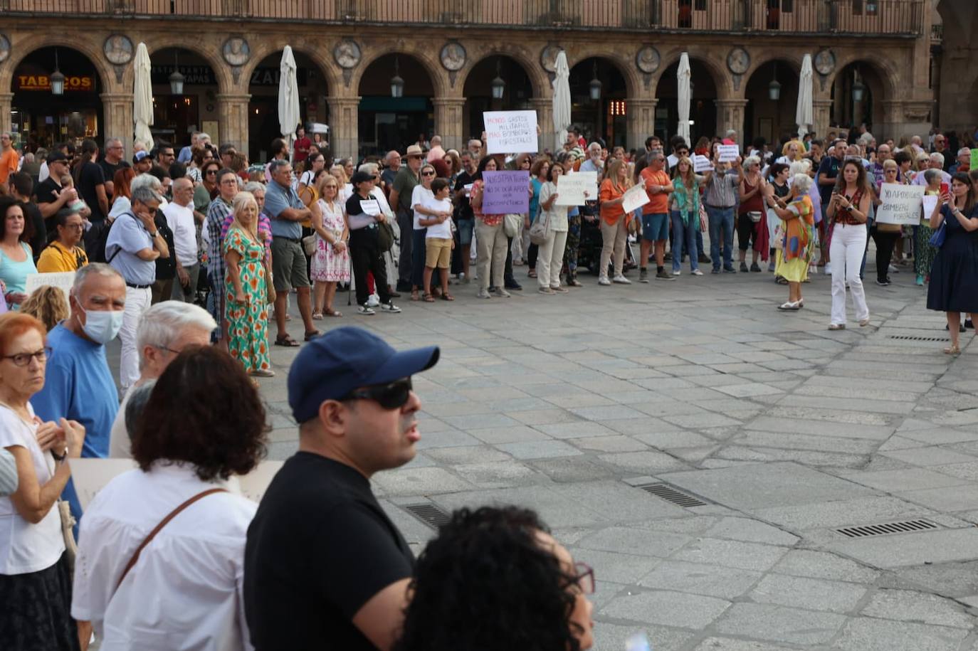 Podemos Salamanca exige explicaciones a la Junta por la gestión de los incendios con una concentración en la Plaza Mayor