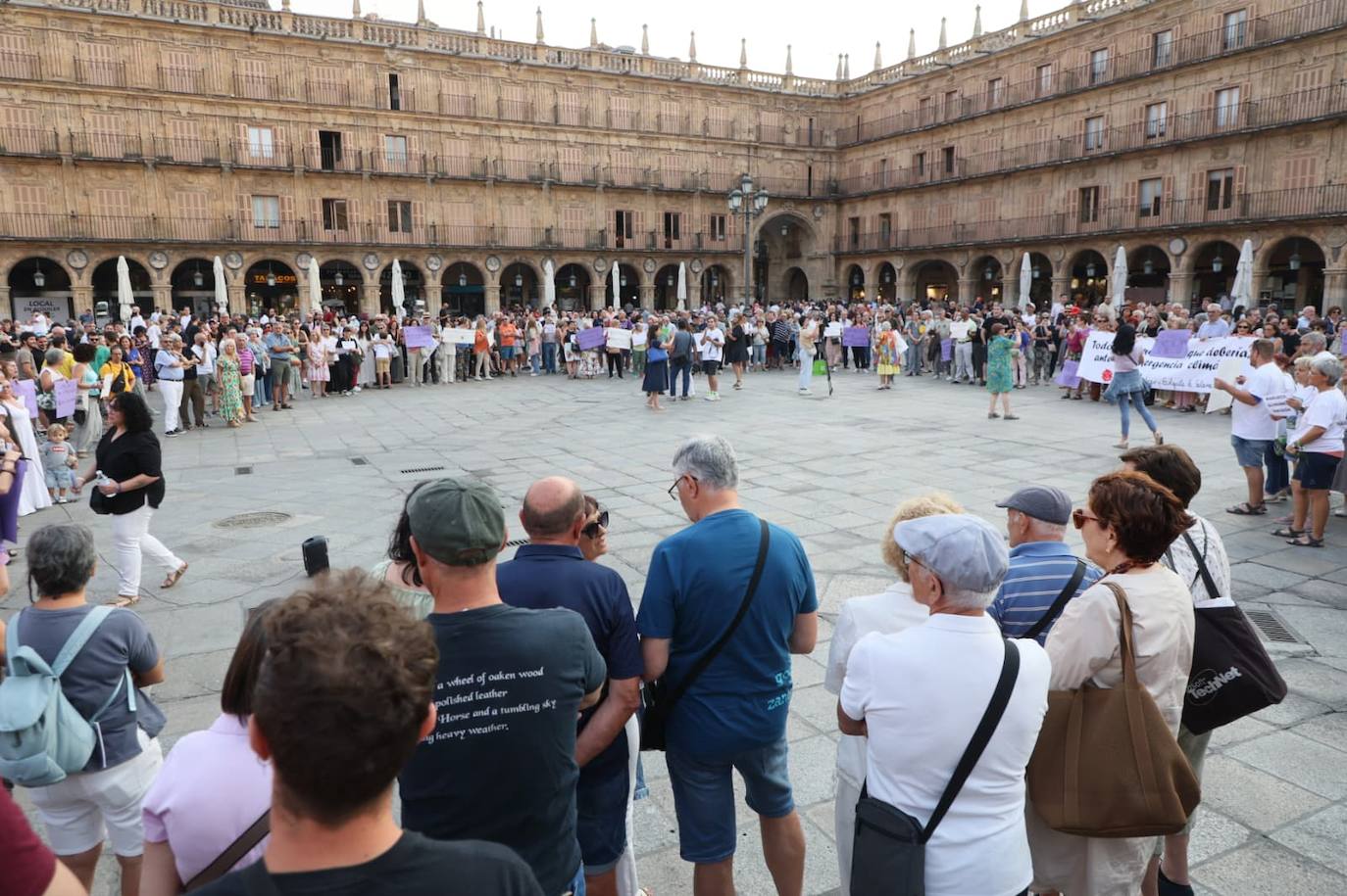 Podemos Salamanca exige explicaciones a la Junta por la gestión de los incendios con una concentración en la Plaza Mayor