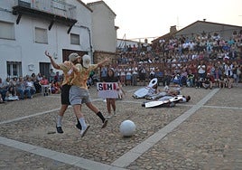 Los bolos jugaron una partida delante el público.