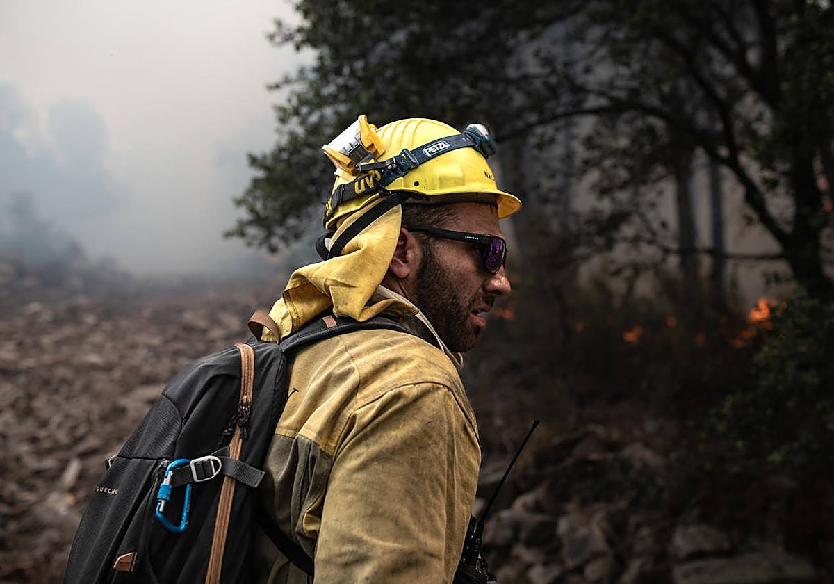 Un bombero trabaja en la extinción del incendio en la Sierra Culebra.