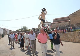 Procesión con la imagen de San Sebastián