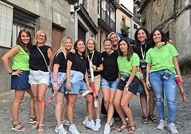 Las pregoneras antes de dirigirse a sus vecinos