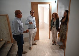 El alcalde, durante la visita a la instalación.