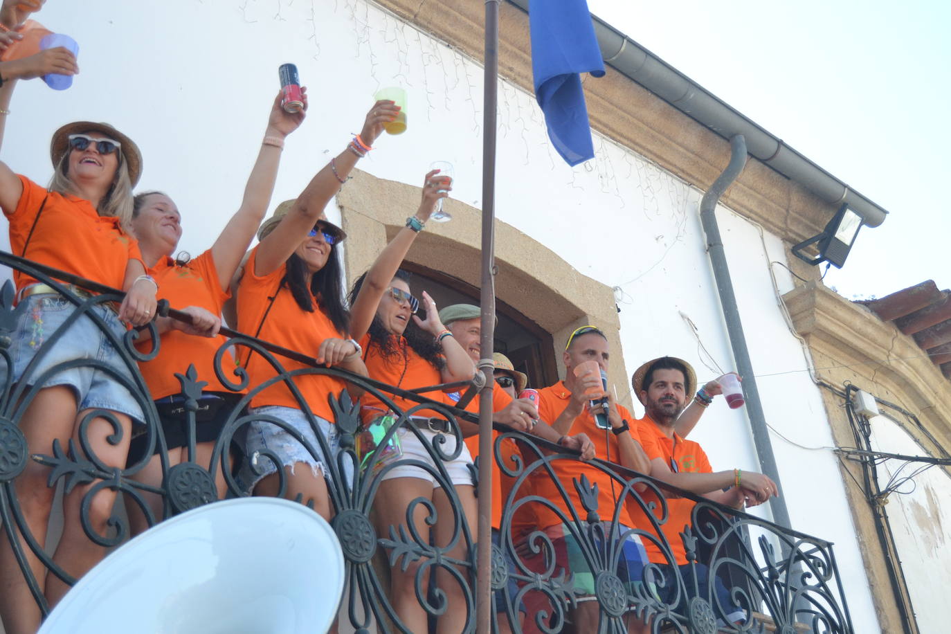 La fiesta se desata con las peñas de Lumbrales