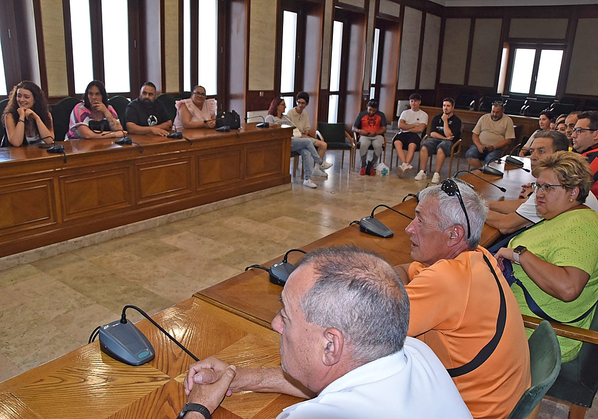 Imagen principal - Béjar escucha a las peñas, pero incluirá las ideas en las fiestas de 2026 por falta de tiempo y de dinero