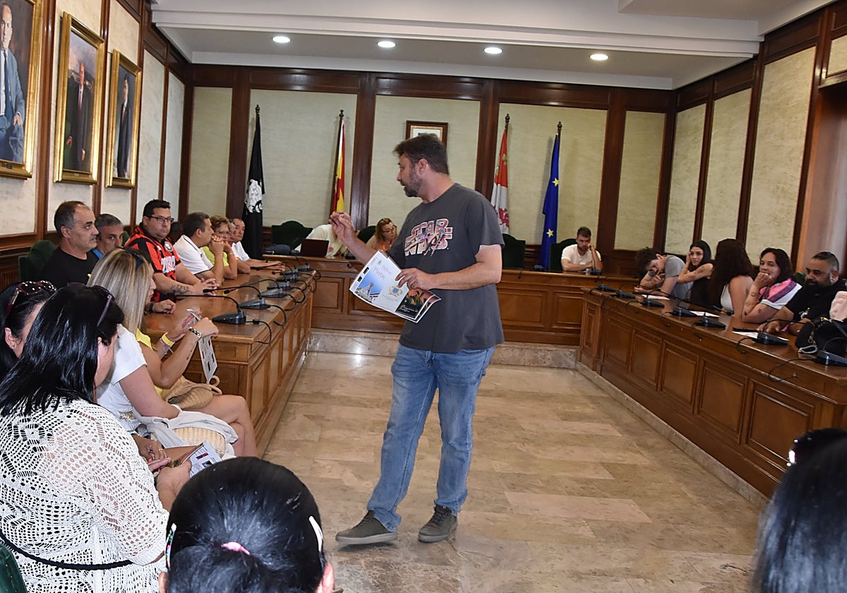 El alcalde, Antonio Cámara, ha repartido esta tarde de viernes los programas de fiestas entre los peñistas asistentes a la reunión en el salón de plenos del Ayuntamiento de Béjar.