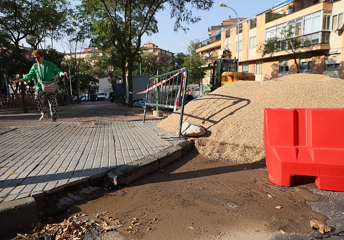 Restos de agua del reventón de la calle Alfareros en Pizarrales.