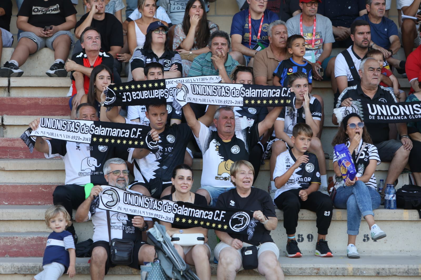 Gran ambiente en Las Pistas: búscate en la grada