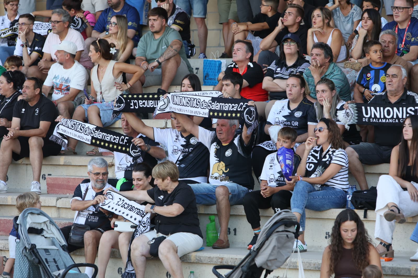 Gran ambiente en Las Pistas: búscate en la grada