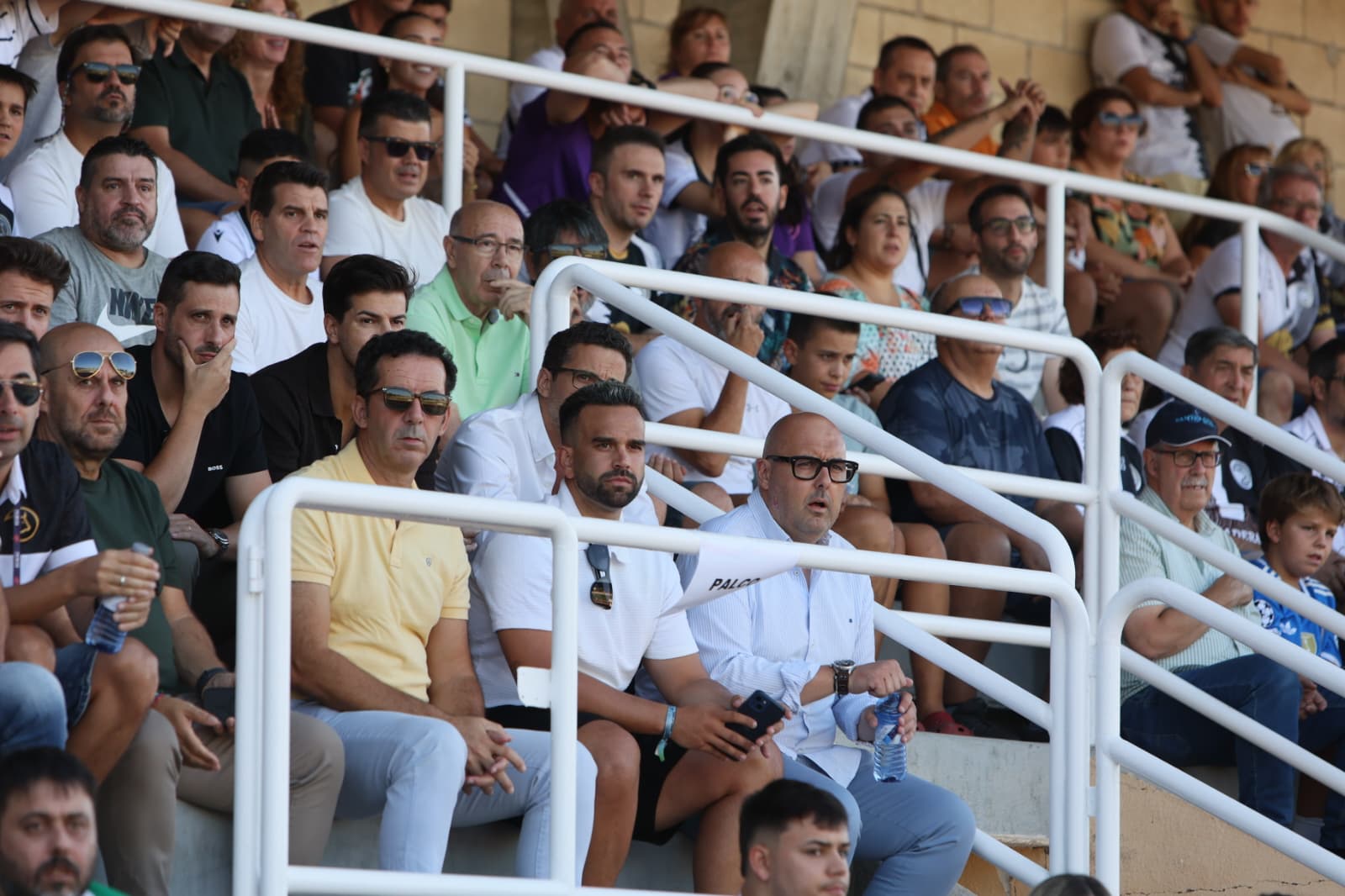 Gran ambiente en Las Pistas: búscate en la grada