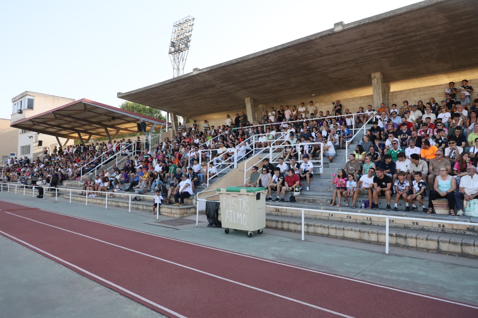 Gran ambiente en Las Pistas: búscate en la grada