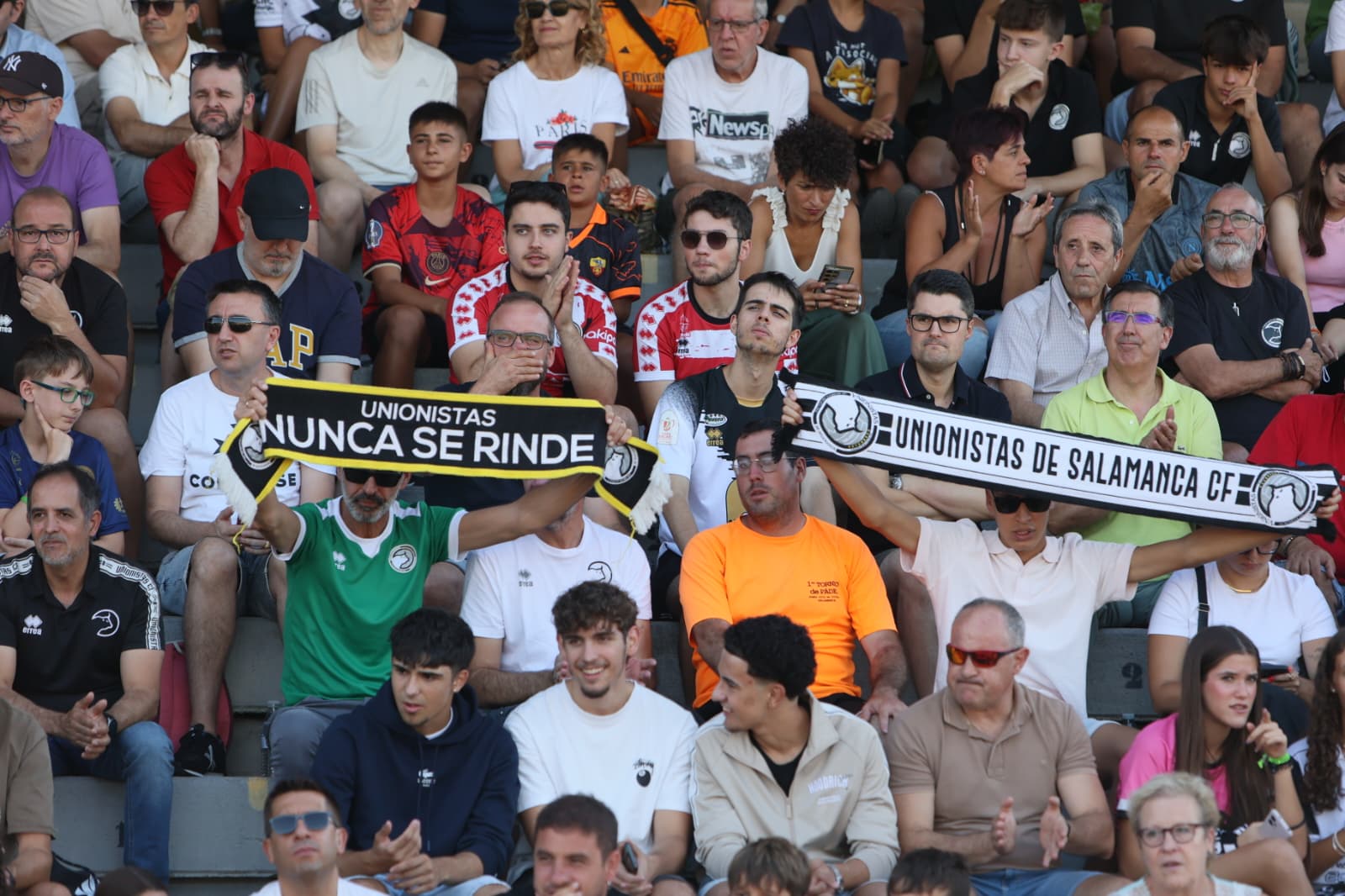 Gran ambiente en Las Pistas: búscate en la grada