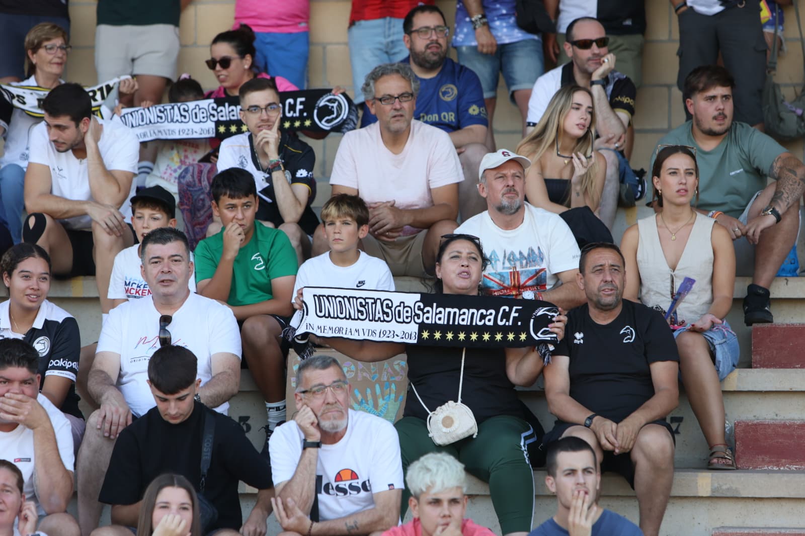 Gran ambiente en Las Pistas: búscate en la grada