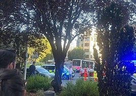 Una ambulancia del Sacyl, atendiendo al herido.