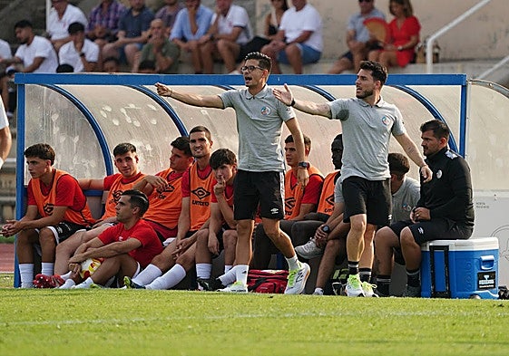 Jorge García, junto a Álvaro Boyero, dando instrucciones a sus jugadores durante el partido contra el Santa Marta.