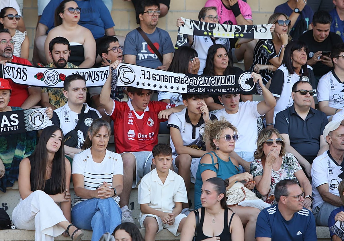 Gran ambiente en Las Pistas: búscate en la grada