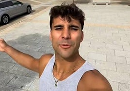 Rodrigo Navarro (rodriinavarroo en TikTok), en la plaza de su pueblo.