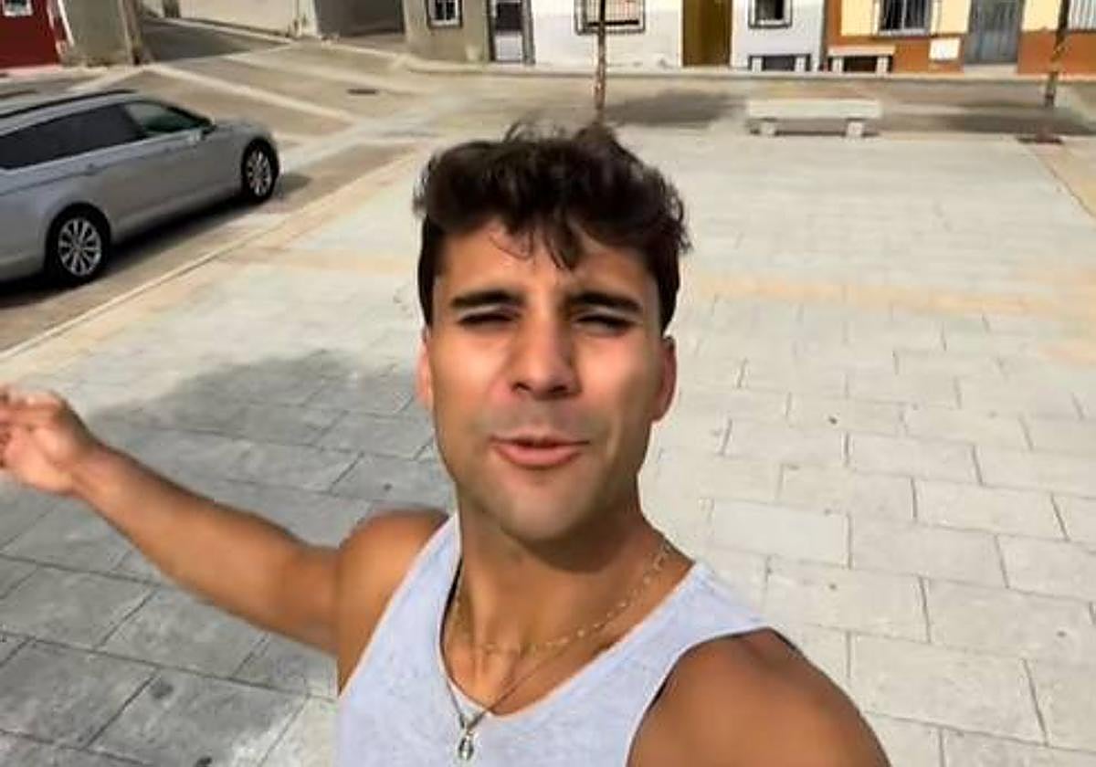 Rodrigo Navarro (rodriinavarroo en TikTok), en la plaza de su pueblo.