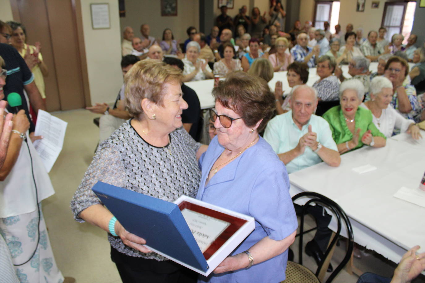 Los mayores de Candelario disfrutan de un animado día de encuentro y homenajes