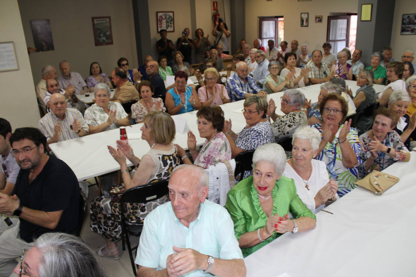 Los mayores de Candelario disfrutan de un animado día de encuentro y homenajes