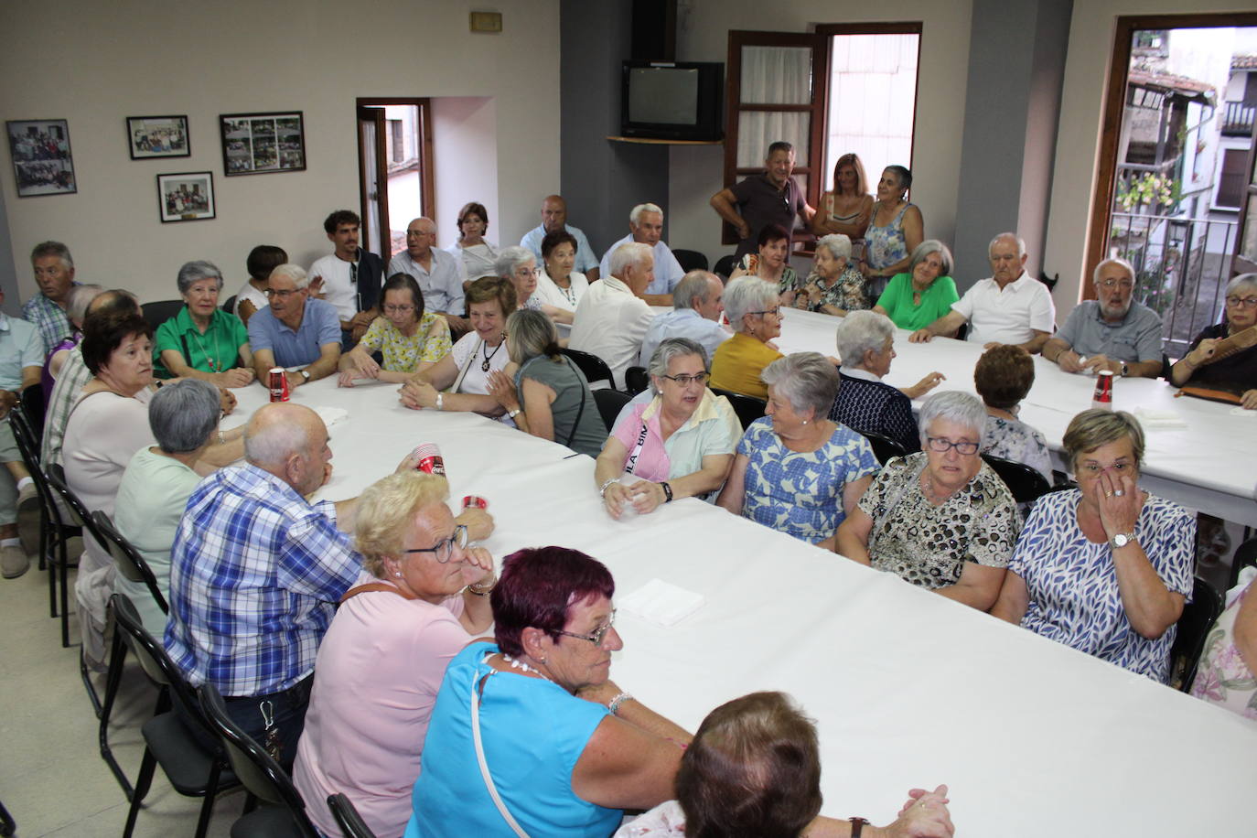 Los mayores de Candelario disfrutan de un animado día de encuentro y homenajes