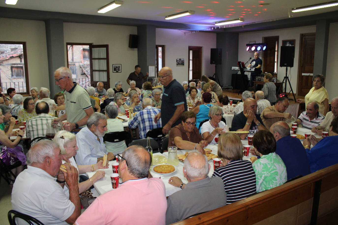 Los mayores de Candelario disfrutan de un animado día de encuentro y homenajes
