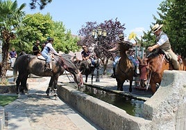 Un grupo de caballo bebe en la Plaza de Cristóbal tras llegar de la ruta por el entorno