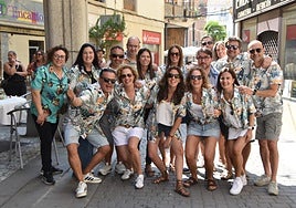 Un grupo de amigos celebrando el inicio de las fiestas en Alba de Tormes