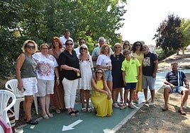 Un grupo de vecinos de Villagonzalo durante el tardeo musical