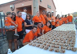 Una de las peñas de Aldeanueva de Figueroa con los pinchos del picoteo. EÑE