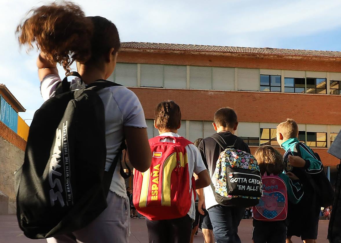 Unos niños en el colegio.