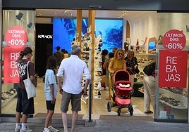 Varios grupos de personas aprovechan los últimos días de rebajas para conseguir productos con descuento.