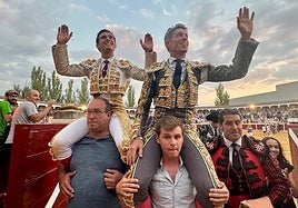 Los diestros Ismael Martín y Manuel Escribano, a hombros en el coso de La Florida de Peñaranda.