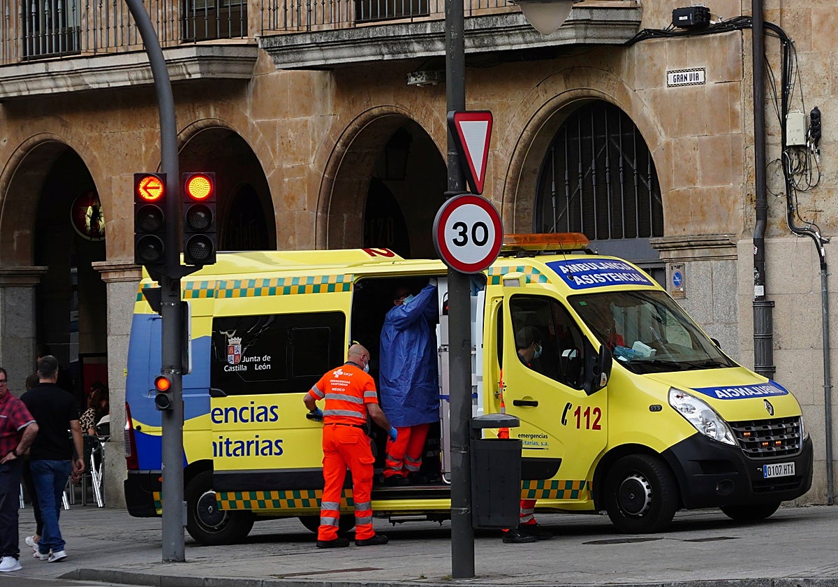 Una ambulancia en la calle Gran Vía de la ciudad.