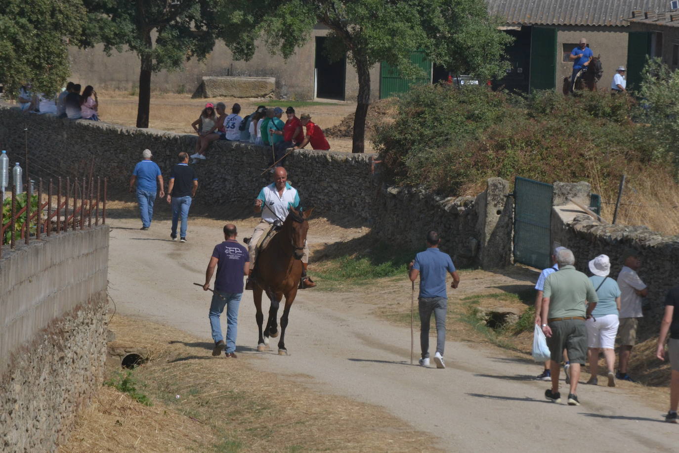 Brillante encierro a caballo en Lumbrales