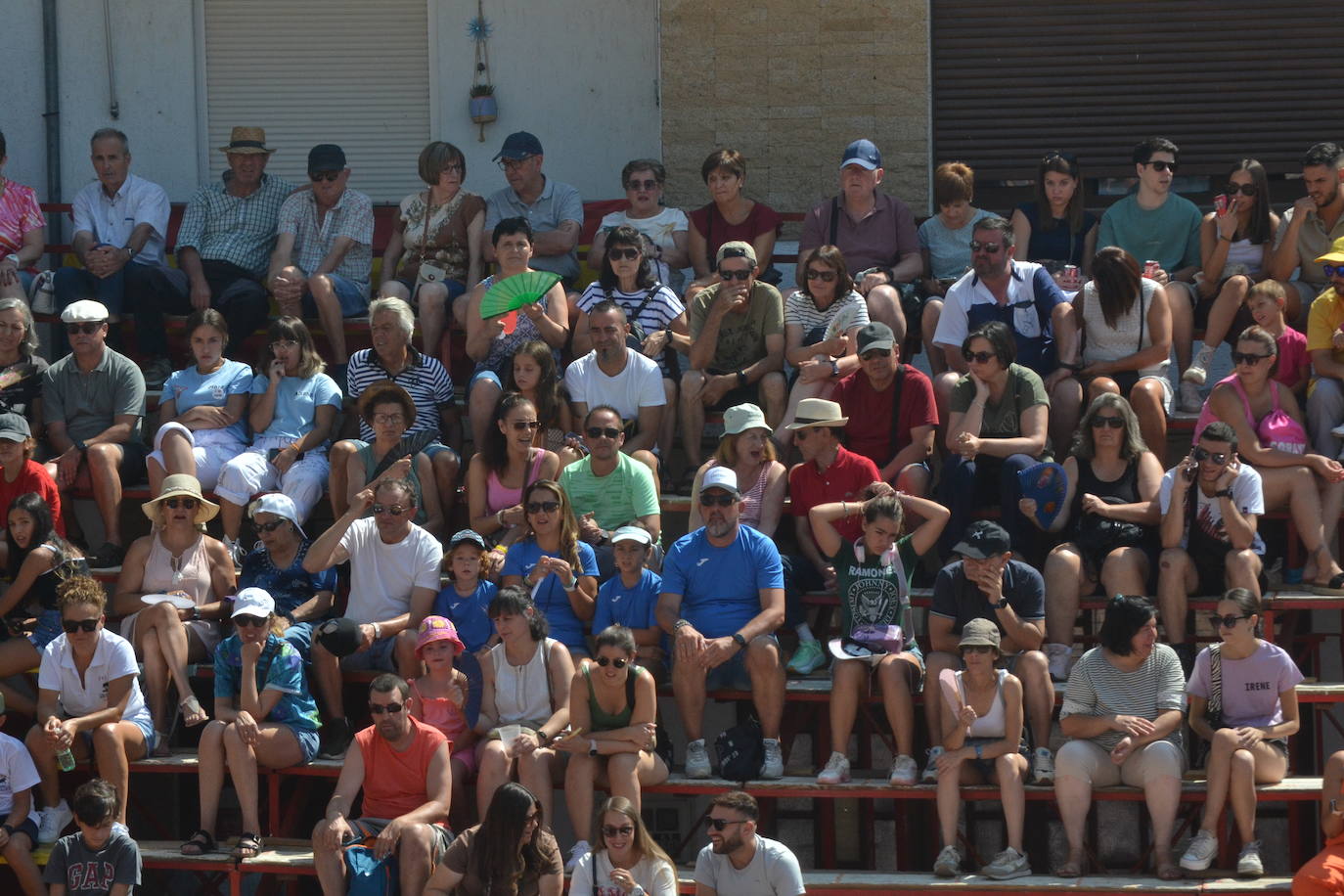 Brillante encierro a caballo en Lumbrales