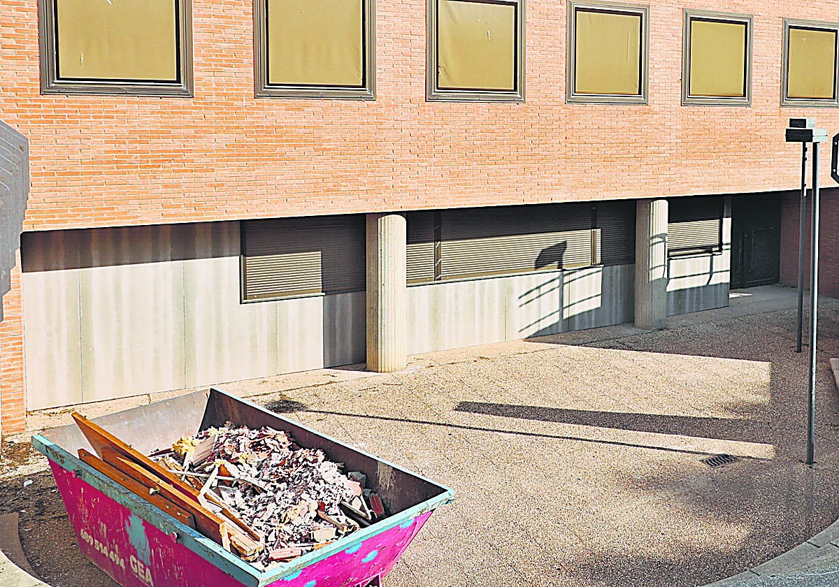 Materiales de construcción en la Facultad de Educación donde se llevarán a cabo las obras de accesibilidad.
