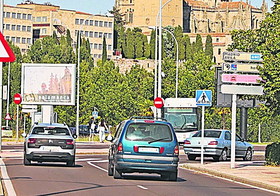 Varios turismos acceden a la capital del Tormes.