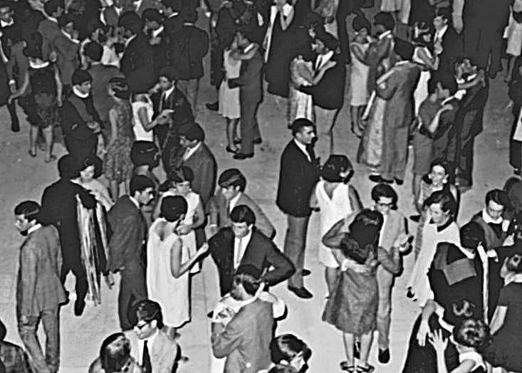 Mucho traje y vestido en una de las fiestas universitarias a principios de los 70, esta vez en el Casino de Salamanca.