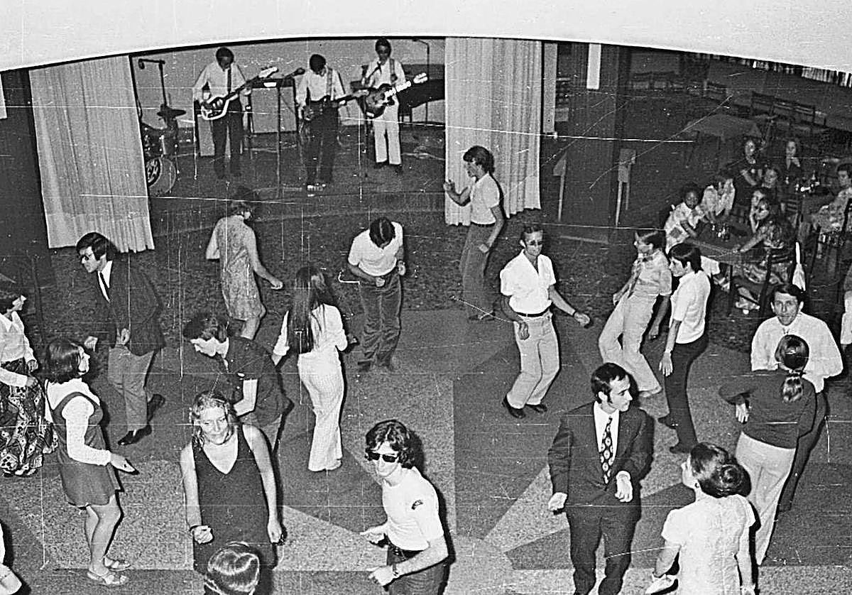 De los bailes de gala y las verbenas a las fiestas punkis y la «marcha» en Salamanca