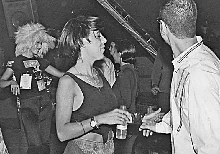 Noche de diversión a inicios de los 90 en La Nave, una discoteca singular en el polígono de Los Villares.