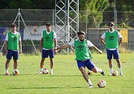 Mancebo remata a portería en un ejercicio de finalización durante la sesión de entrenamiento de ayer.